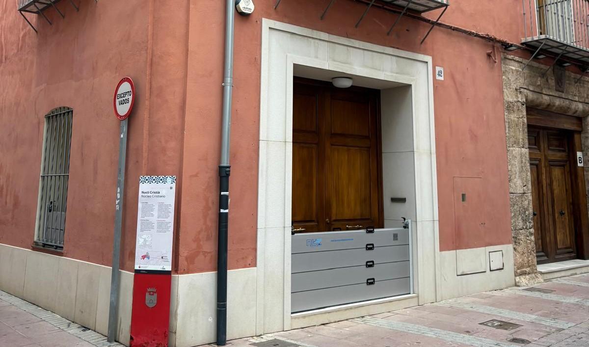 Una de las viviendas de Alaquàs con la barrera de protección contra riadas instalada.