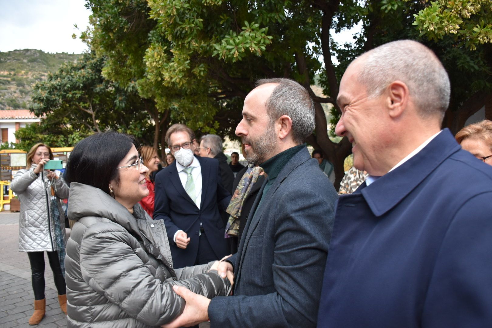 Sanidad condecora a la doctora Mª Amparo Máñez Martí