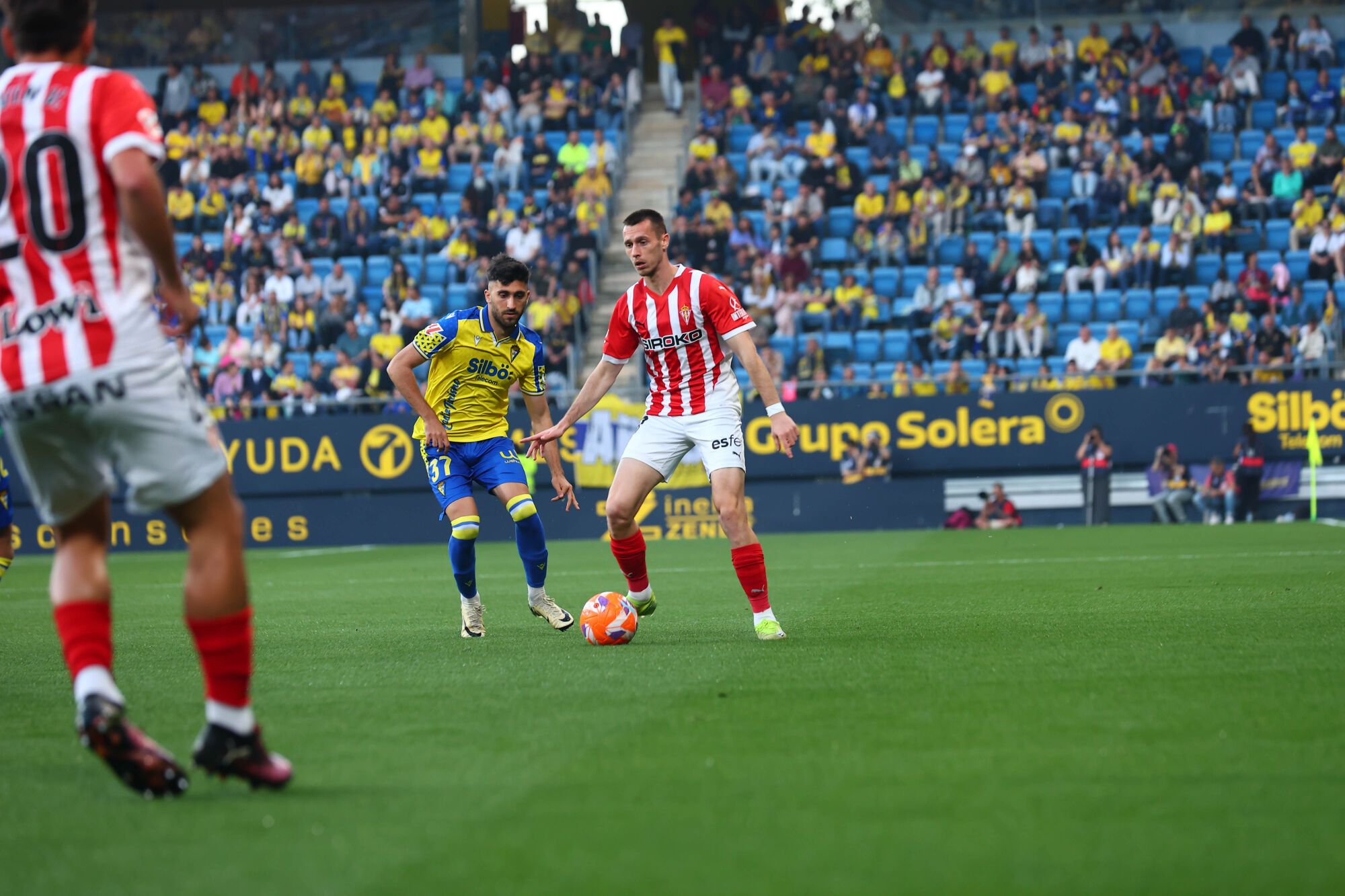 EN IMÁGENES: El partido entre el Cádiz y el Sporting con La Mareona presente