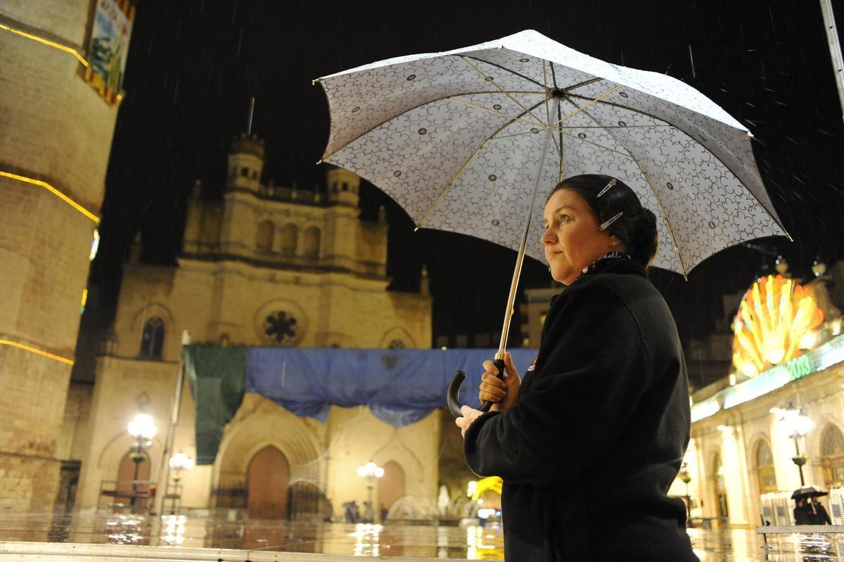 Festera con paraguas en Magdalena.