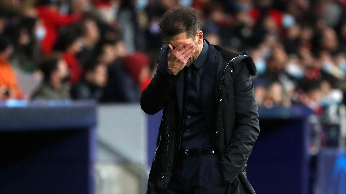 Simeone lamenta una acción durante el partido contra el Milan.