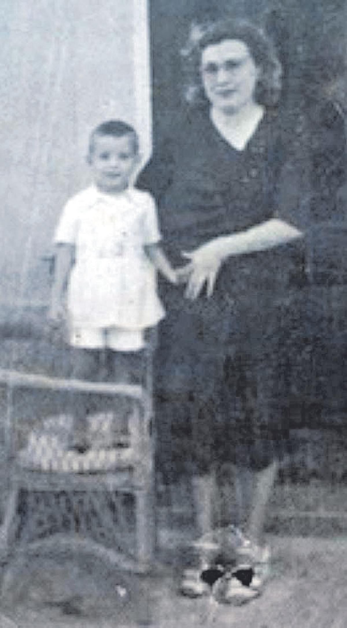 Con su madrina, en su Santa Maria natal.
