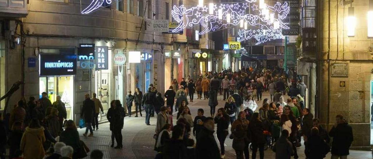 Numerosos pontevedreses en una de las calles peatonales de la ciudad, en estas fiestas. // G. Santos