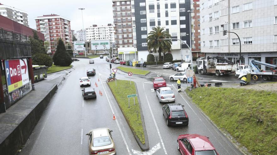 Técnicos municipales instalando los semáforos en el cruce Arquitecto Palacios-Martínez Garrido. // A. Irago