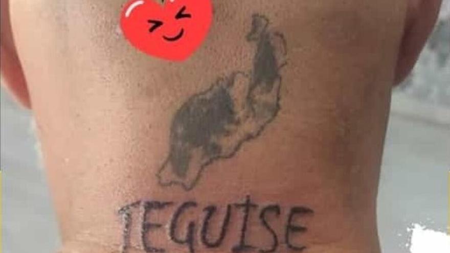 Un candidato a la Alcaldía de Teguise regala tatuajes gratis en la piel con el nombre del municipio