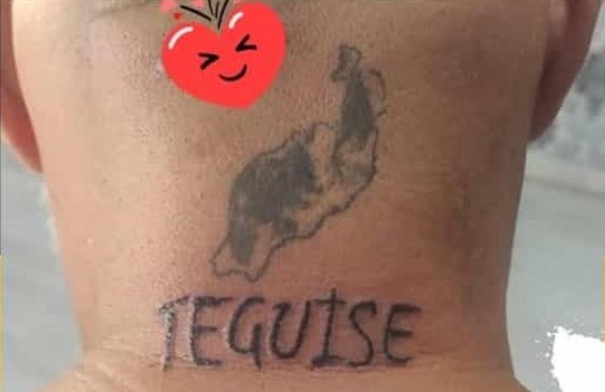 El candidato de Agrupación de Electores por Teguise, Laureano Álvarez, ofrece tatuajes gratuitos con el nombre del municipio.