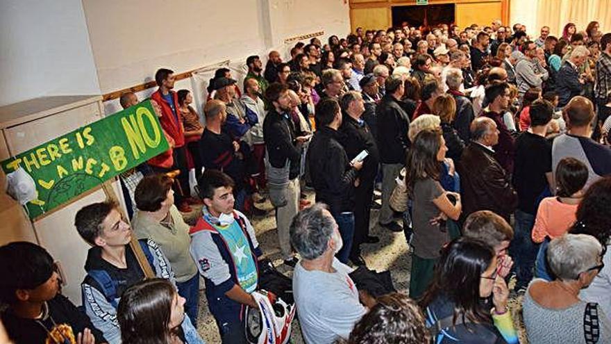 Participants en la reunió informativa del govern de Cercs per explicar el projecte de planta incineradora