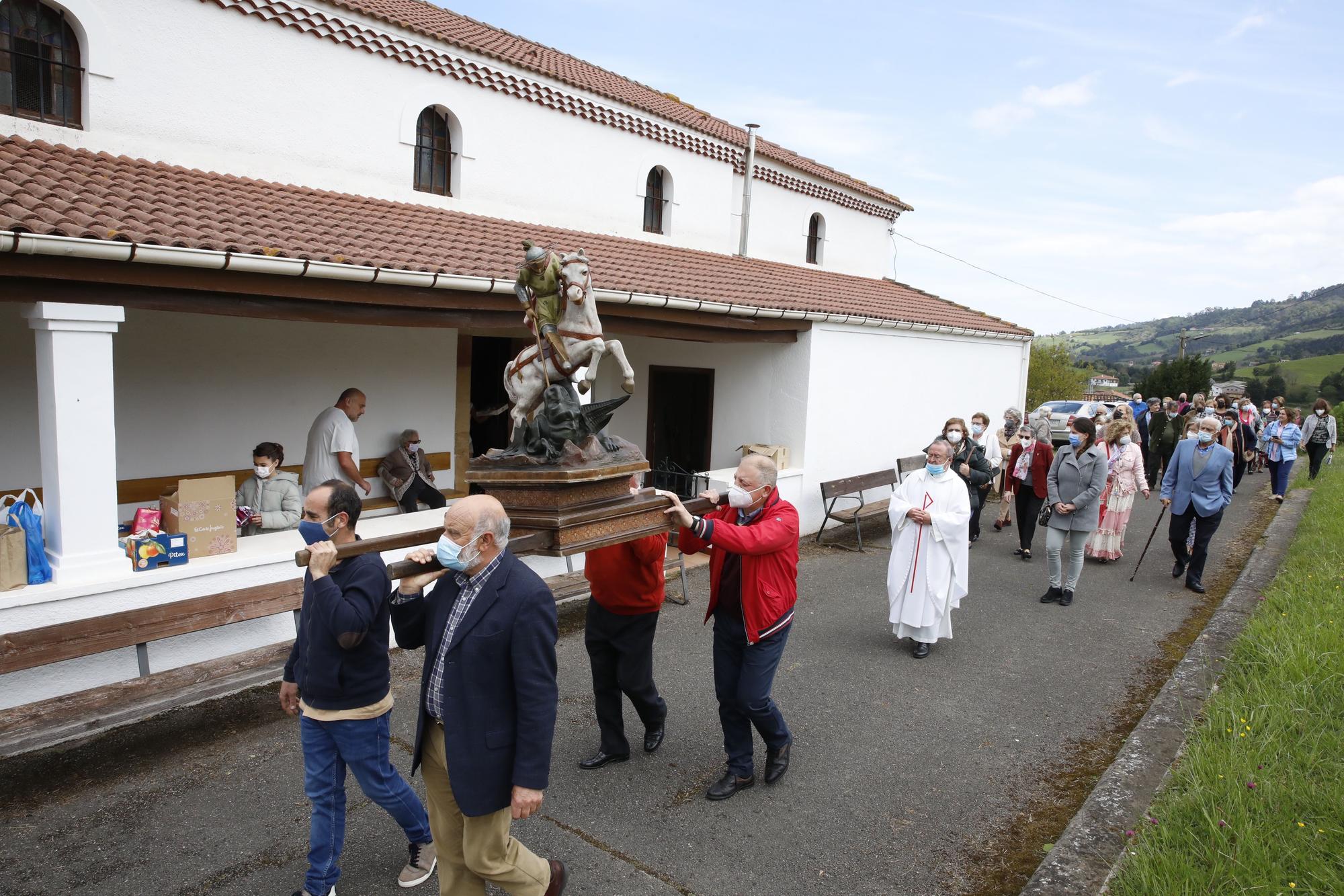 En imágenes: La parroquia de Santurio celebra San Jorge