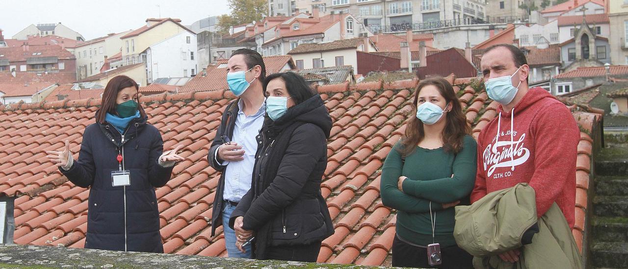 El recorrido funciona desde el último fin de semana de octubre y se complementa con la visita al campanario.