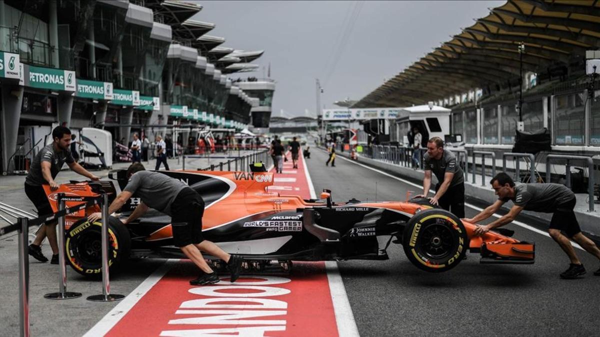 Los mecánicos de McLaren, este jueves en la pista de Sepang