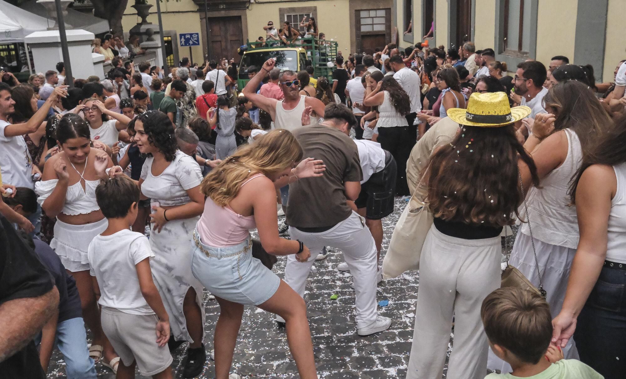 Batalla de flores en las Fiestas de la Virgen de Guíaa