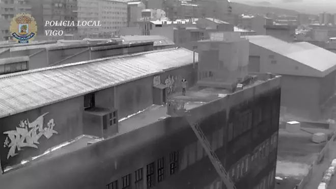 Rescatados de la azotea de una nave en ruinas en Vigo
