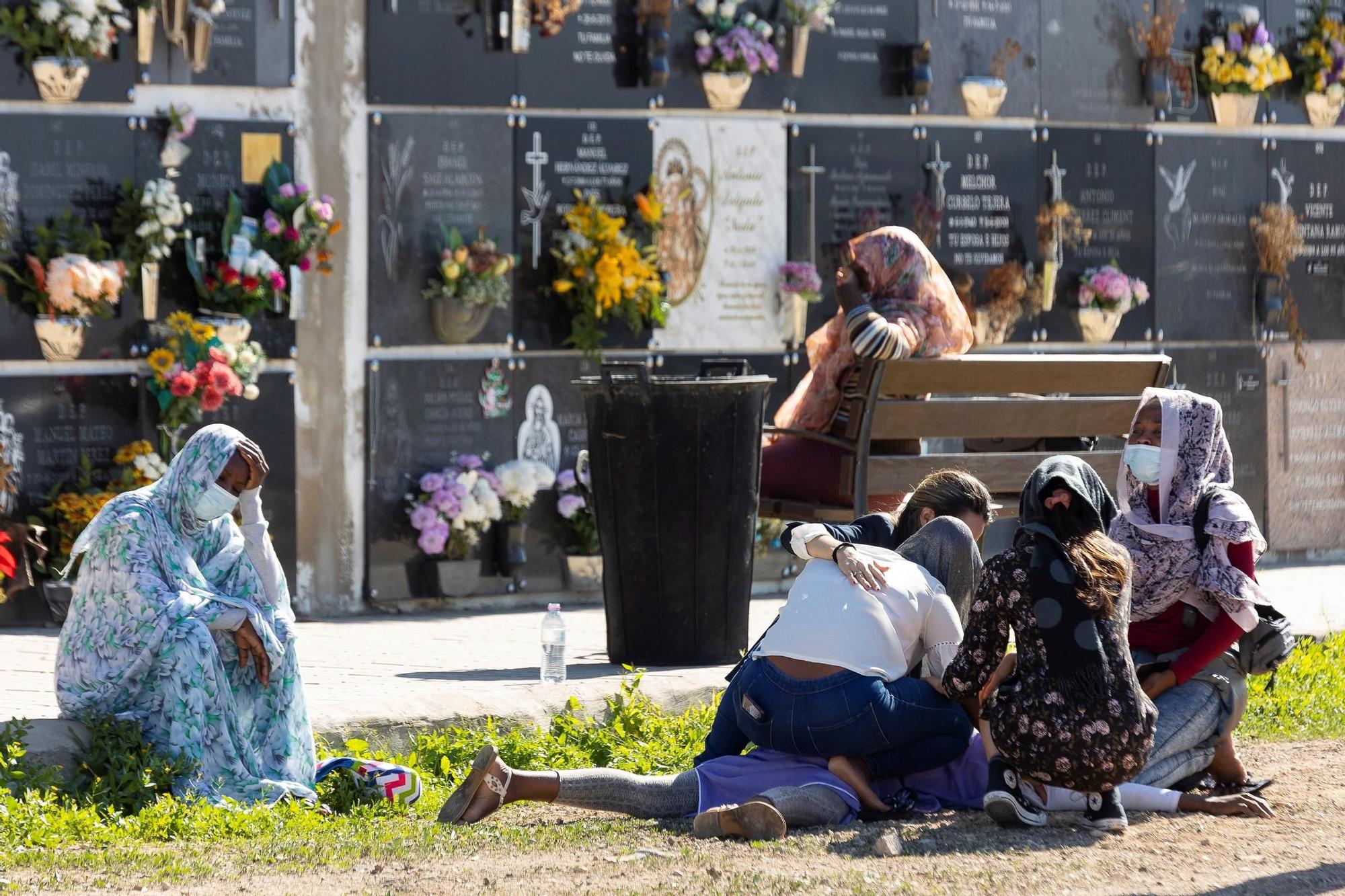 Entierro del niño migrante Mohamed en el cementerio de San Lázaro