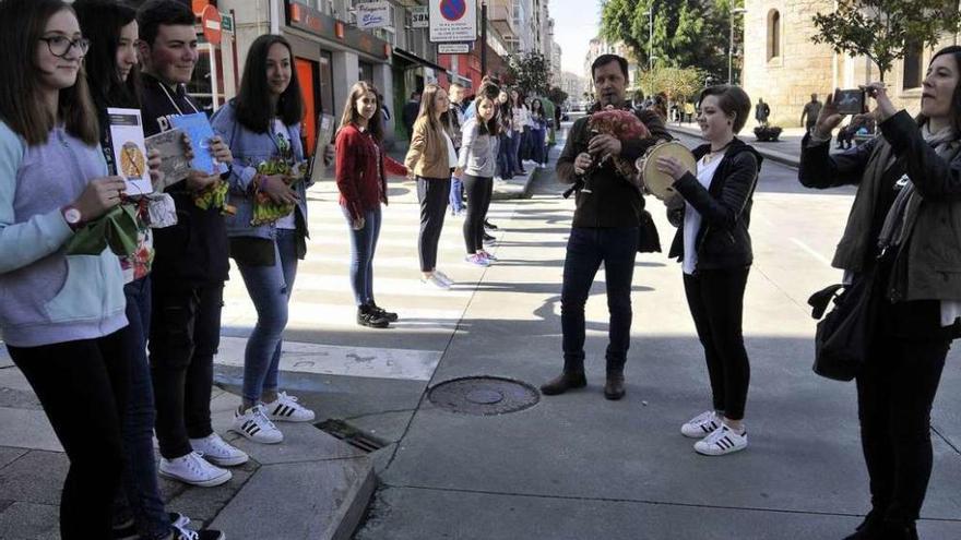 Intre no que confluén os estudantes dos dous centros e intercambian obras en galego. // Bernabé/Javier Lalín