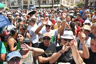 Las mejores imágenes de la mascletà de Pirotécnia Alpujarreña en el Puente de Altamira en Elche