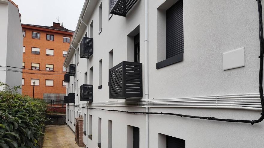 La millonaria rehabilitación de viviendas ya tiene sus primeros portales acabados y las obras continúan por uno de los barrios más importantes en Oviedo