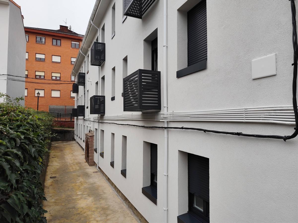 La fachada de uno de los edificios de la calle Los Claveles.