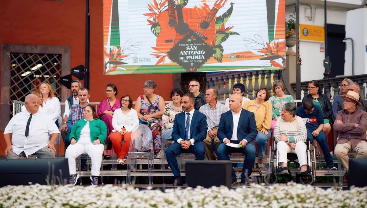 Miembros del Centro Ocupacional, que pregonaron los fiestas de San Antonio de Padua en Moya, y el alcalde, Raúl Afonso. | | LP/DLP