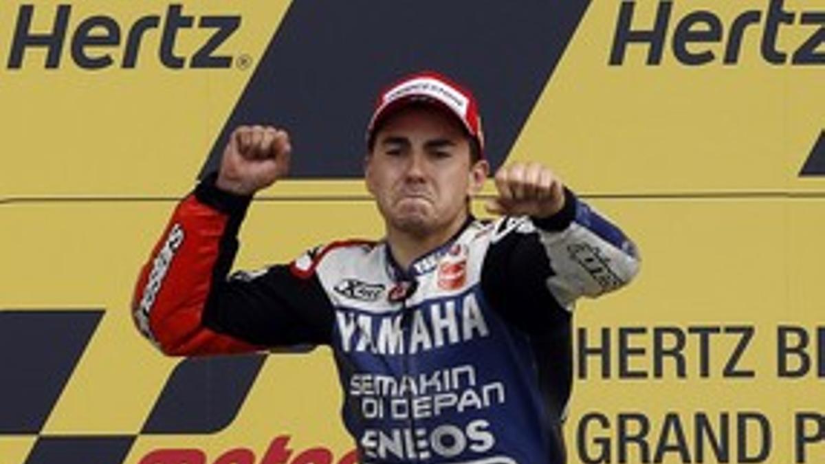 Lorenzo celebra en el podio su victoria en Silverstone