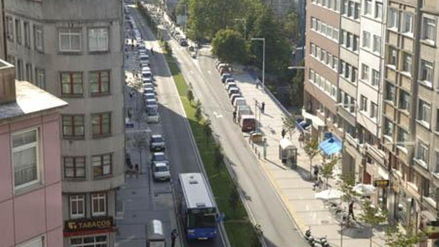 La Policía local corta un carril de General Sanjurjo por la avería de un autobús