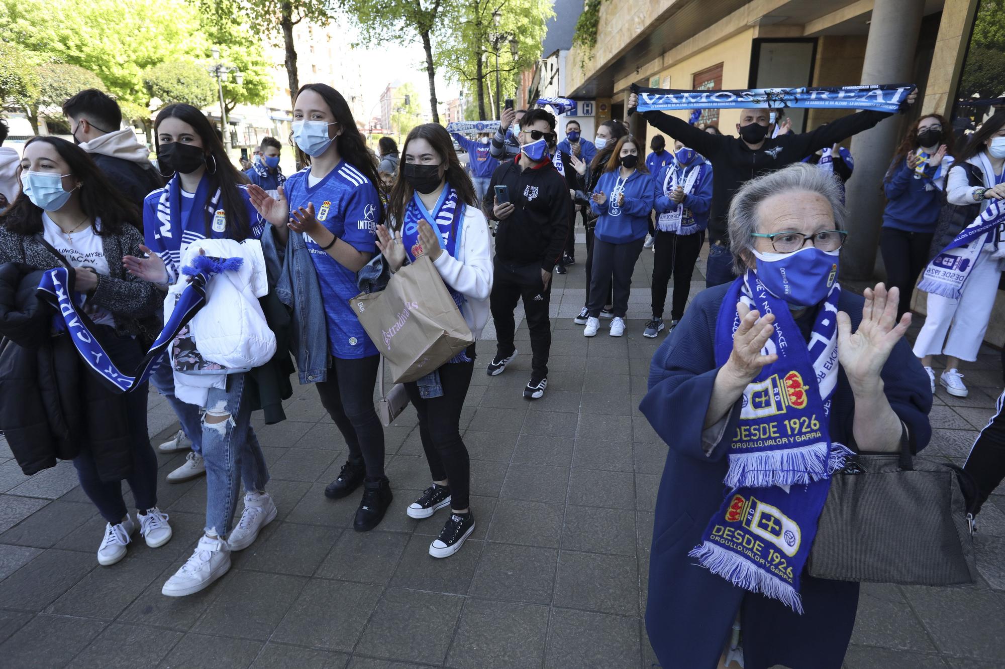 Así fue la salida de los jugadores del Real Oviedo hacia Gijón