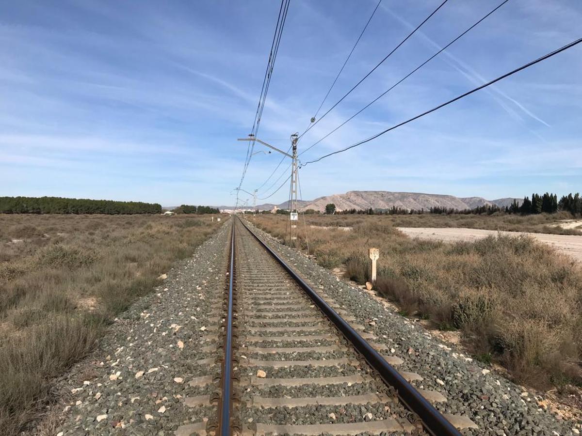 La vía del tren a su paso por Villena en las inmediaciones del polígono industrial de Bulilla.