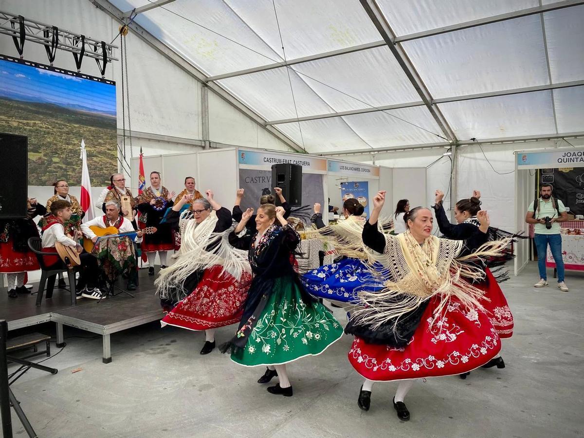 El folclore local es otro de los atractivos de la Feria del Queso de Casar de Cáceres.