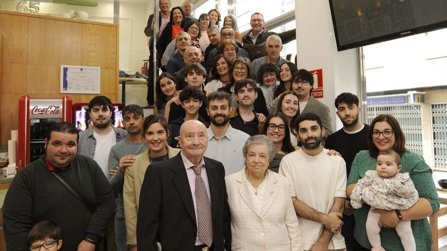 El matrimonio con su familia, ayer. | Bernabé/ Javier Lalín