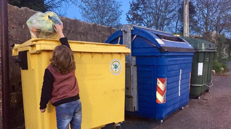 Una isla de contenedores de reciclaje. // G. P.