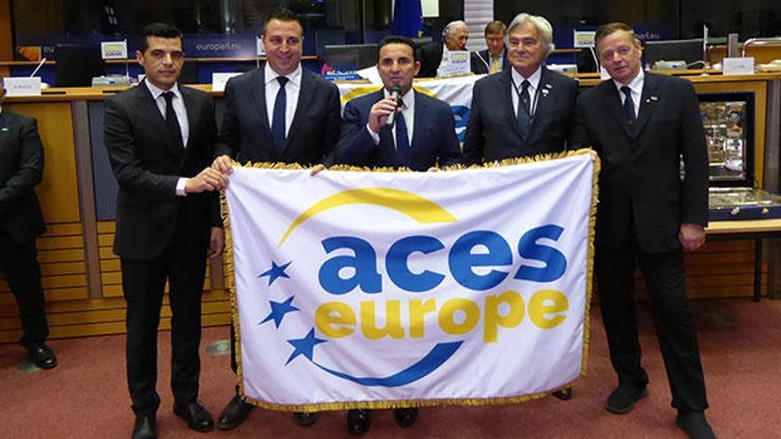 Bernabé Cano fue el encargado de recibir el premio (una bandera acreditativa) de manos de Gian Francesco Lupatteli, pte ACCES Europe