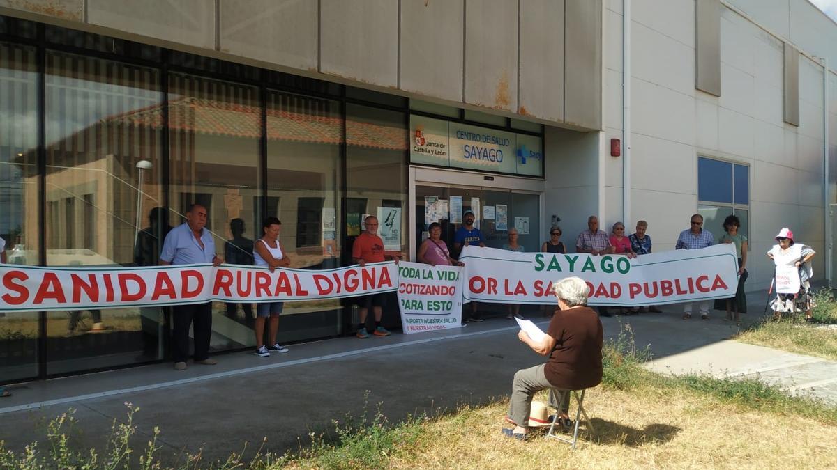 Manifestación número 99 en Sayago en defensa de la Sanidad rural.
