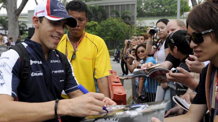 Pastor Maldonado, firmando autógrafos a sus fans