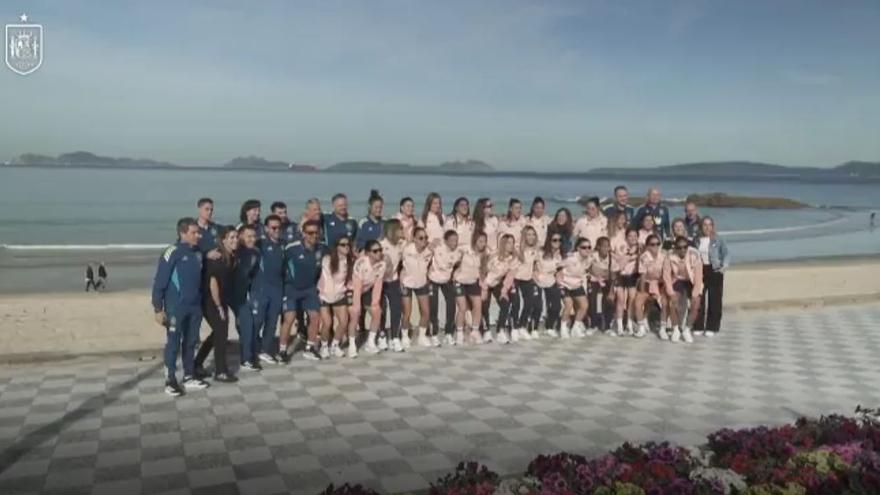 La selección femenina aprovecha el día de sol en Vigo para pasear por la playa de Samil
