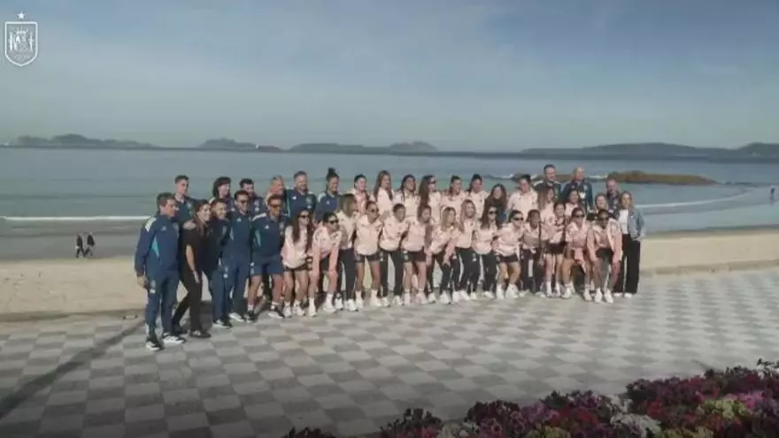 La selección femenina aprovecha el día de sol en Vigo para pasear por la playa de Samil