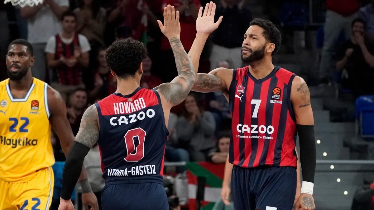 Los jugadores del Baskonia, Markus Howard  y Pierriá Henry celebran una canasta