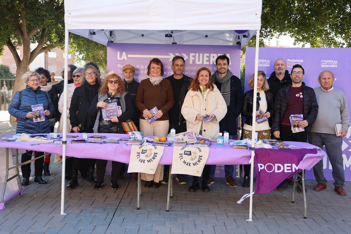 Mesa informativa de Podemos en su acto de presentación de candidatos en Murcia