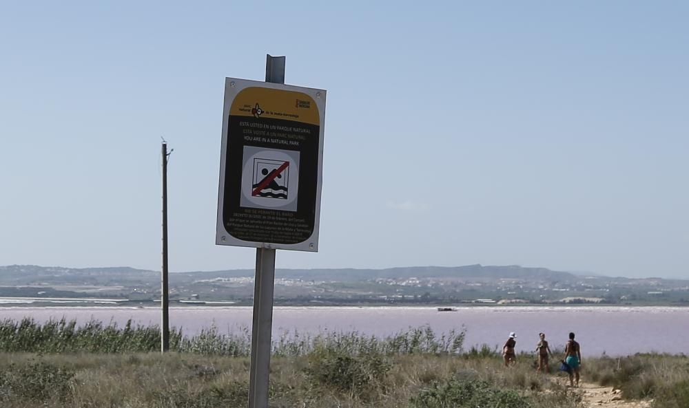 La salinera quiere evitar problemas de seguridad y vertido de residuos en las aguas de la laguna de Torrevieja y recuerda que el baño está prohibido, con nueva cartelería con el logo del Parque Natura