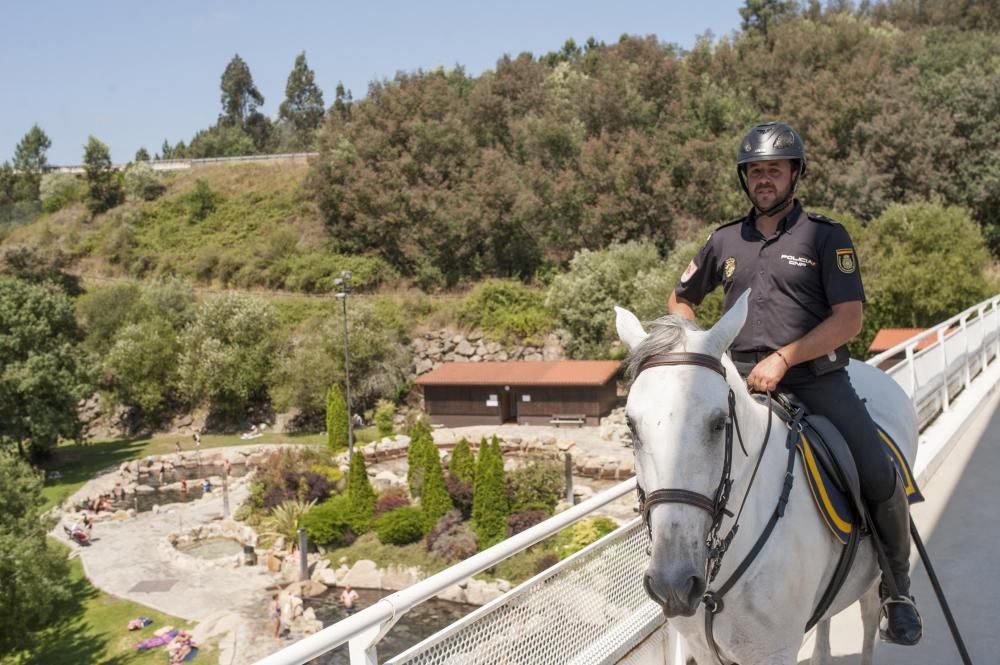 La caballería policial patrulla las termas