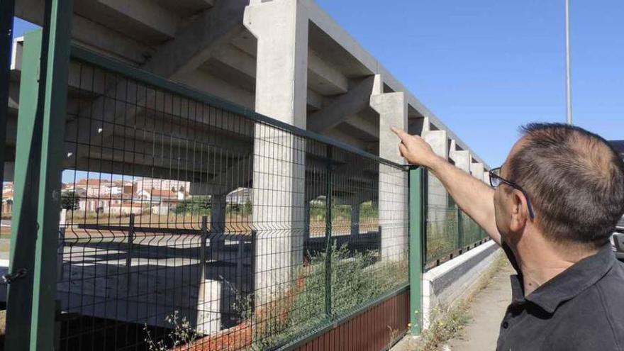 El concejal de Deportes, Fernando Marcos, señala las fisuras en las gradas de las pistas de atletismo.