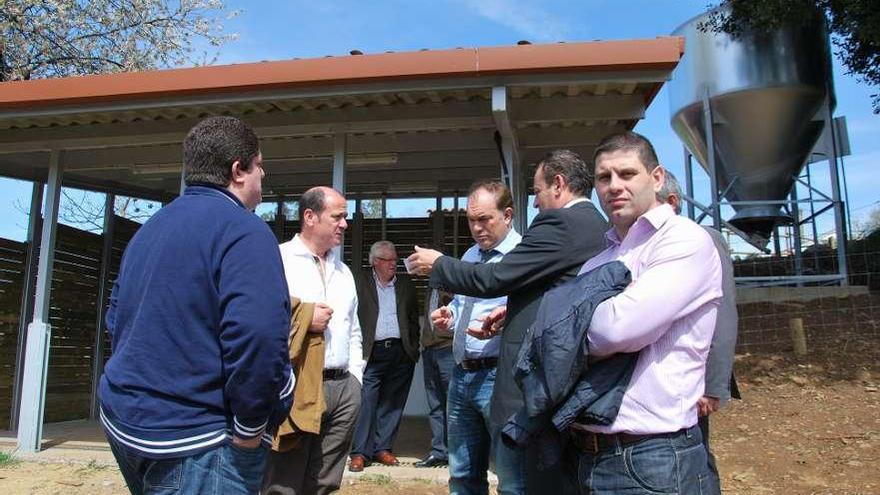 Técnicos de la USC, ganaderos y de la gestora del proyecto visitaron las instalaciones de Mouriscade.