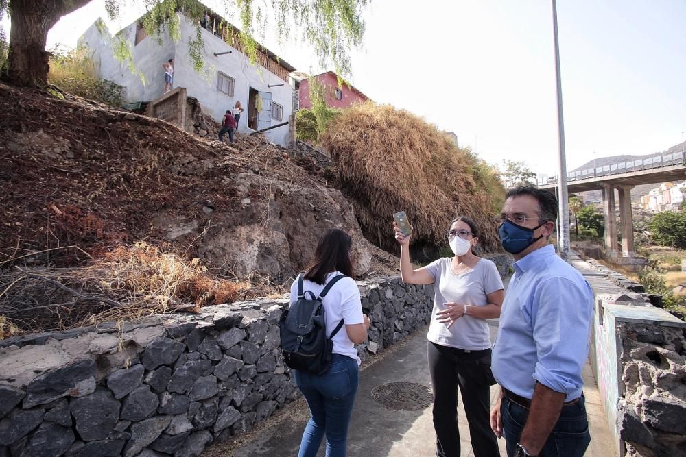 Carlos Tarife visita la calle Benahoare.