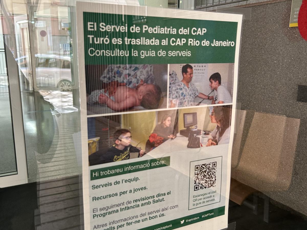 Cartel informativo sobre el traslado del servicio de pediatría colocado en las puertas del CAP del Turó.