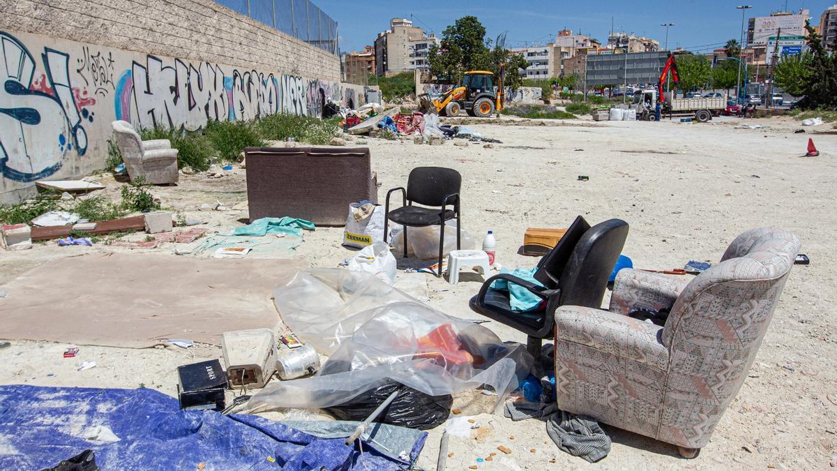 Restos del campamento de sintecho, que ha sido desalojado y ahora va a ser vallado