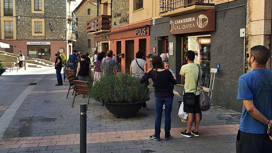 La cua que cada matí es fa davant el forn Pous de Bellver de Cerdanya