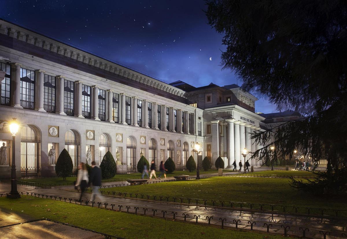 Museo del Prado de noche.