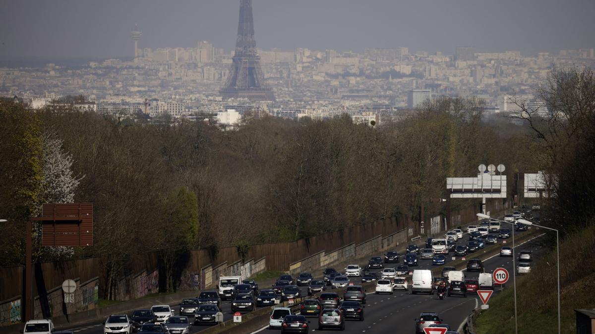 Tráfico en la autopista A-13, en dirección al norte, a las afueras de París.