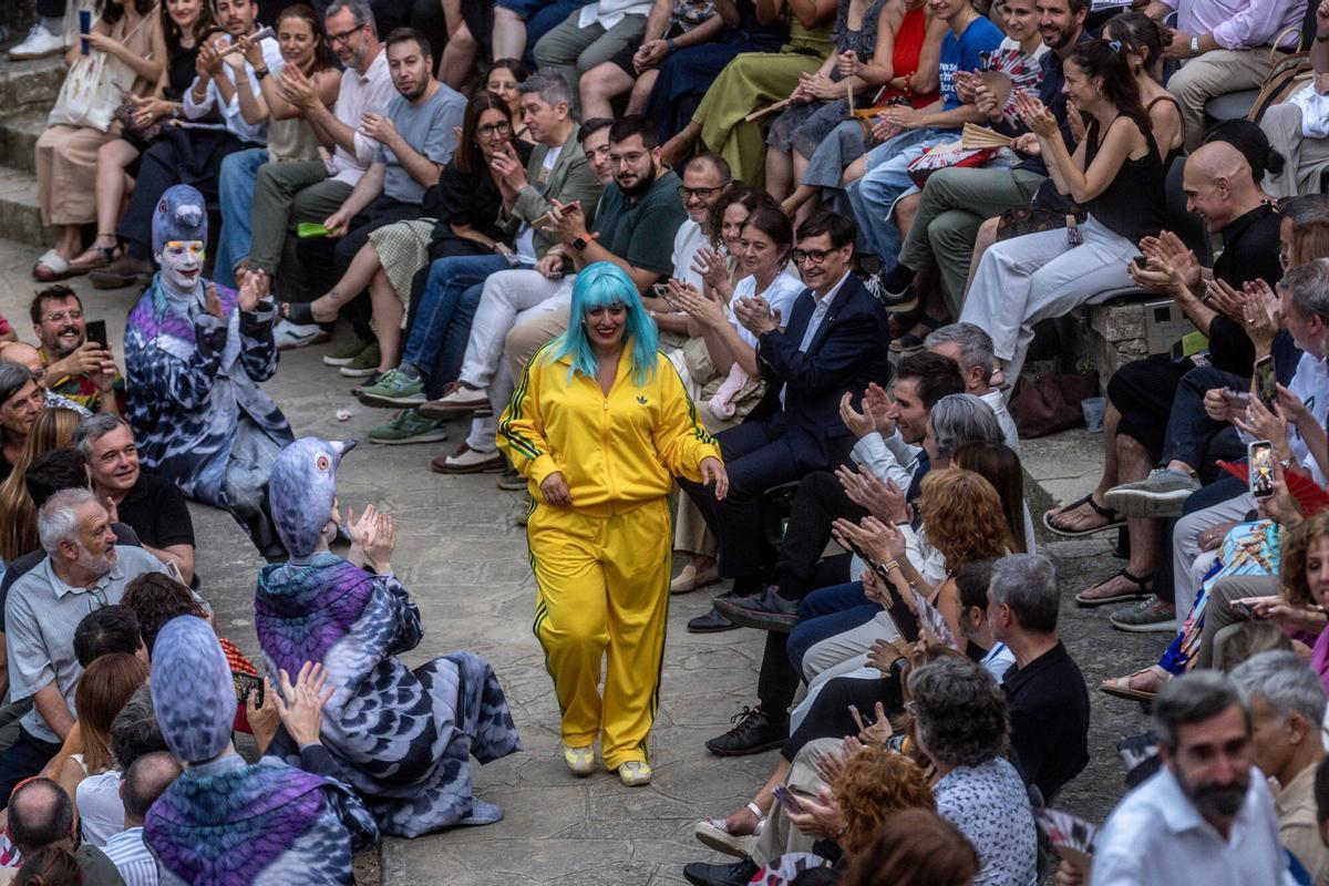 Marta Bernal, actriz imitadora de Marta Pazos, directora de la obra 'L'Òpera de tres rals' en la inauguración del Festival Grec.