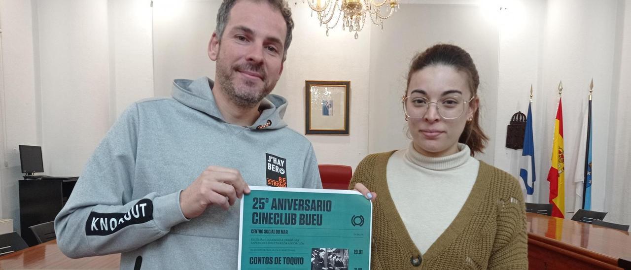 David López y la edil de Cultura de Bueu, Carmen García, con el cartel del 25 aniversario del Cineclub.
