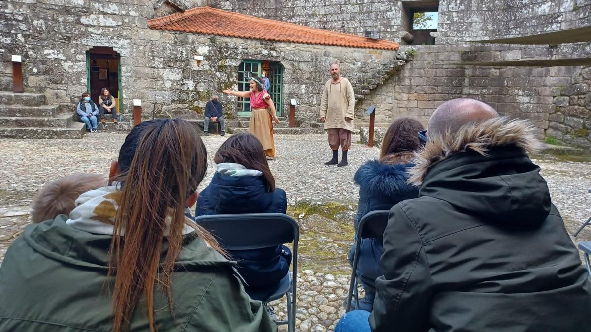 Visita teatralizada no castelo de Vimianzo a cargo de Os Quinquilláns.