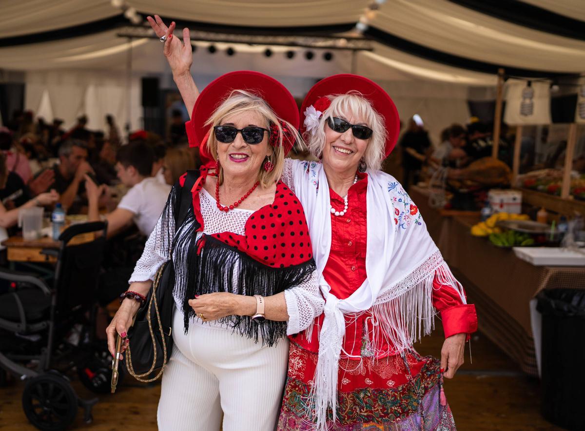 Isabel y Rosi disfrutan del ambiente en la Feria de Abril de Barcelona, en el recinto del Fòrum. Isabel y Rosi disfrutan del ambiente en la Feria de Abril de Barcelona, en el recinto del Fòrum.